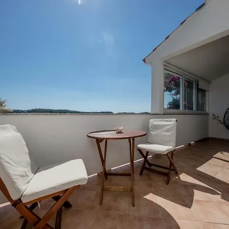 Beachfront With 1 Bedroom And Terrace *