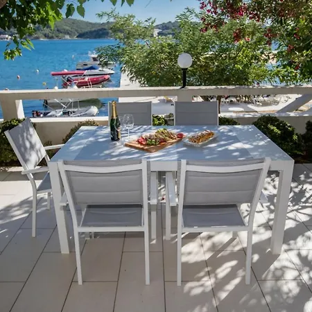 Apartament Beachfront With 1 Bedroom And Terrace *