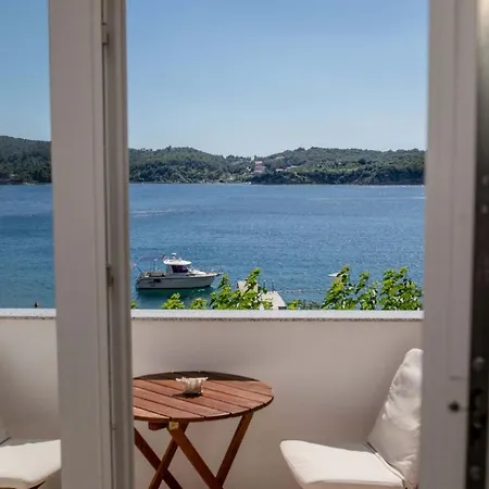 Daire Beachfront With 1 Bedroom And Terrace