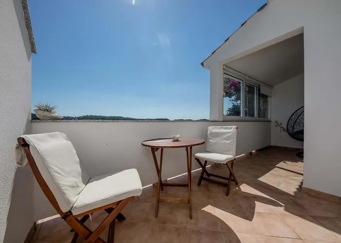 Beachfront With 1 Bedroom And Terrace *