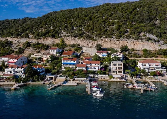Beachfront With 1 Bedroom And Terrace *