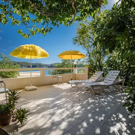 Beachfront With 1 Bedroom And Terrace *