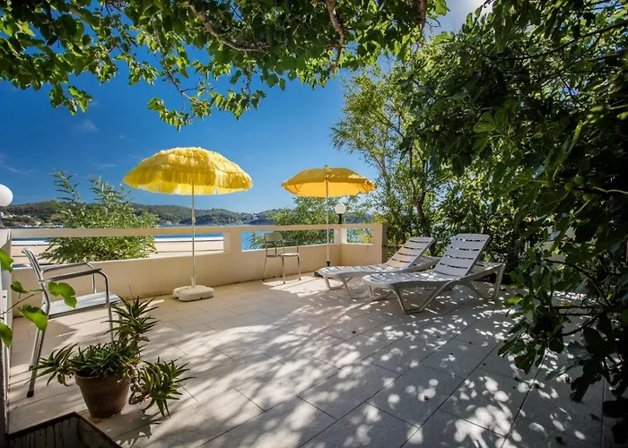 Beachfront With 1 Bedroom And Terrace *